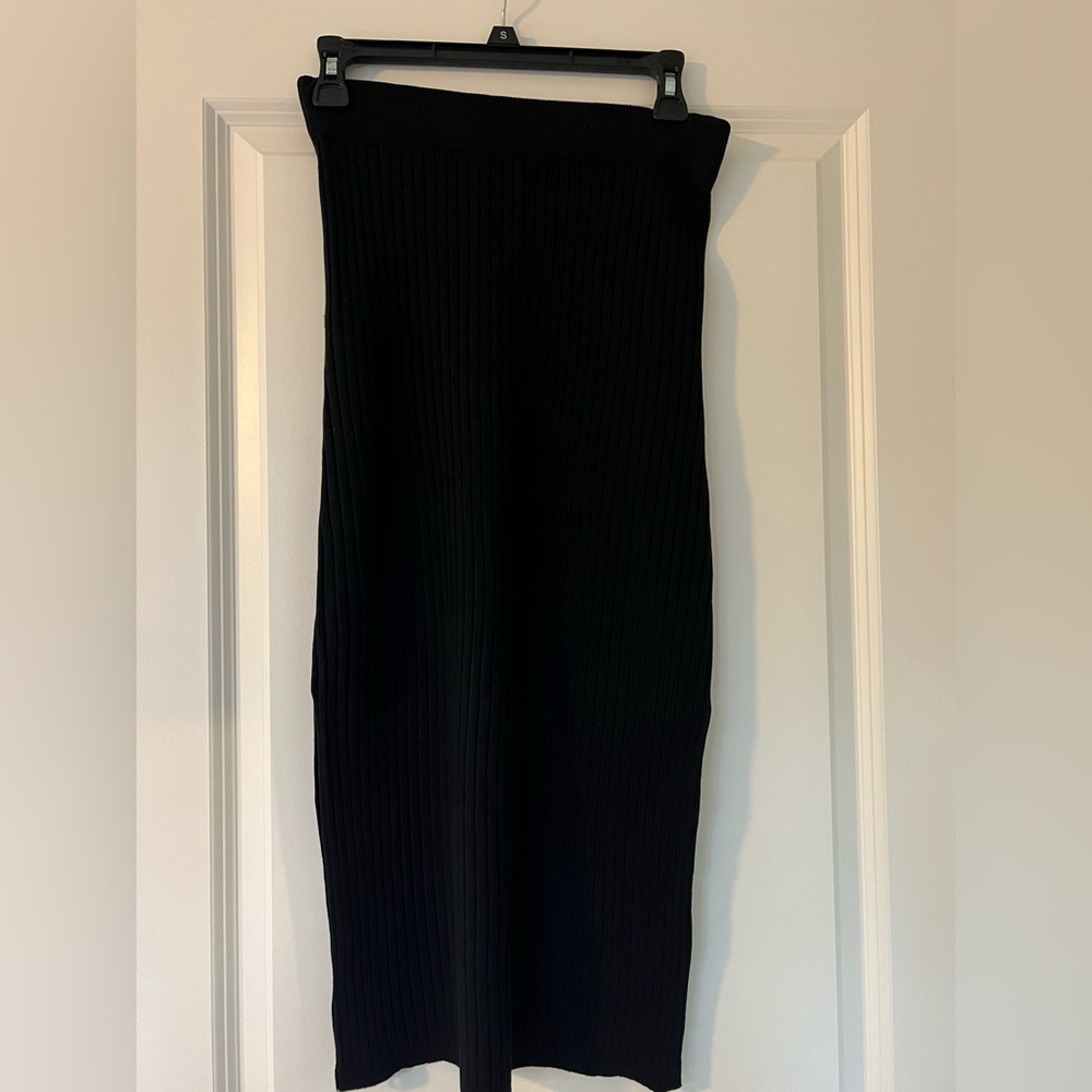 Elegant Black Ribbed Skirt